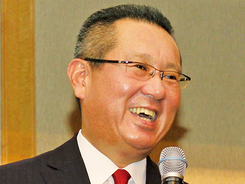 あいさつする藤野正樹社長