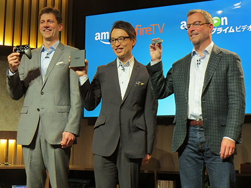 「プライム・ビデオ」の発表会に登壇したジャスパー・チャン（中央）と米アマゾン国際部のティム・レスリーバイスプレジデント（左）、事業開発のピーター・ラーセンバイスプレジデント（右）