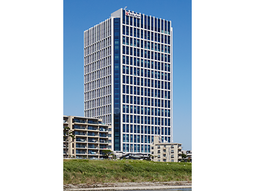 新社屋「楽天クリムゾンハウス」の外観