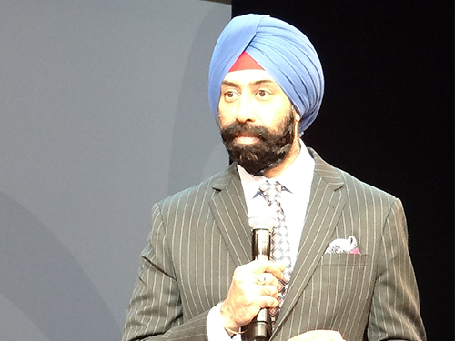 あいさつするカンワー・ブタン氏