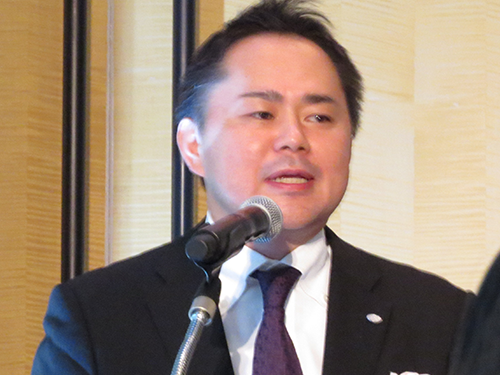 あいさつに登壇した綾部隆一取締役