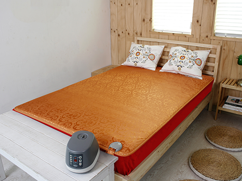 温水の循環で体を優しく暖める「ぬくぬく温水マット」