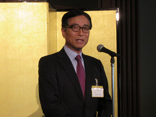 あいさつする佐々木迅会長