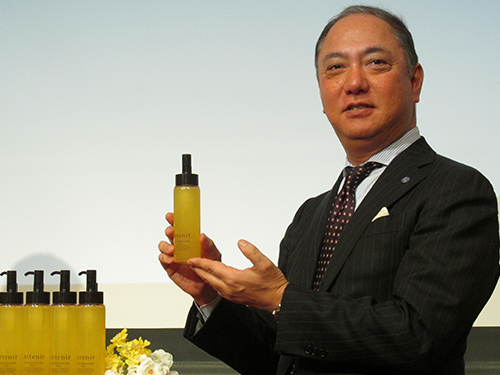 2月17日から発売する「スキンクリア　クレンズ　オイル」を紹介するアテニアの須釜憲一社長