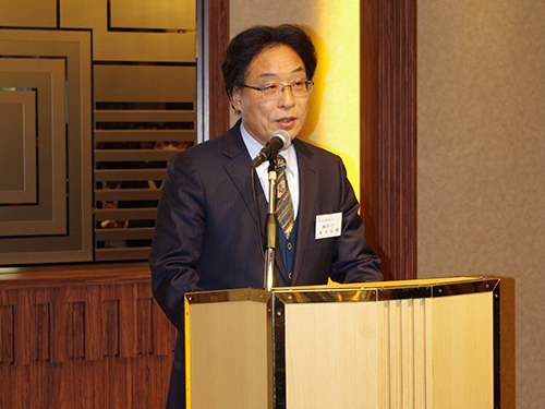 あいさつする鈴木弘樹会長