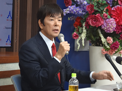 「MC退陣に悔いなし」と記者会見で話す高田明氏