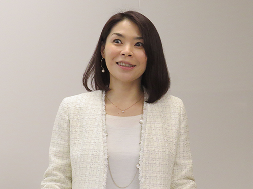 ユーザー向け新施策を発表する河野奈保執行役員