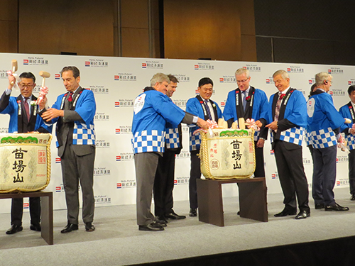 三木谷浩史代表理事と、来賓の各国駐日大使と鏡開きする様子