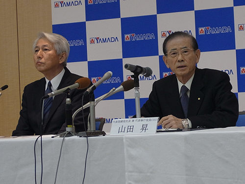 会見で話す山田社長（写真右）と桑野取締役