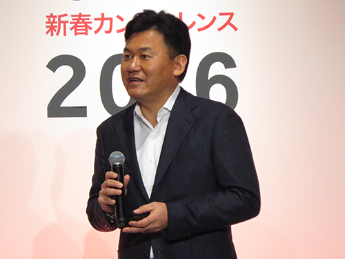 カンファレンスで登壇した三木谷浩史社長