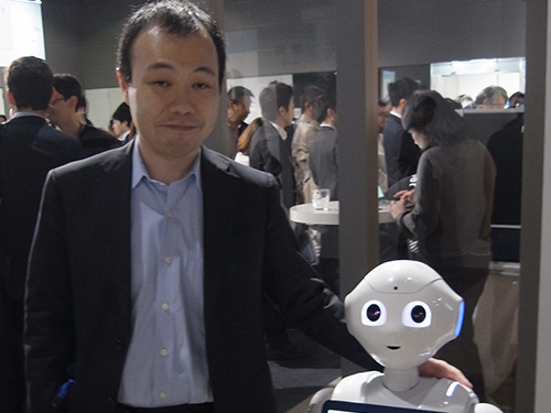 ペッパーの活用法を紹介する事業推進本部本部長の吉田健一氏