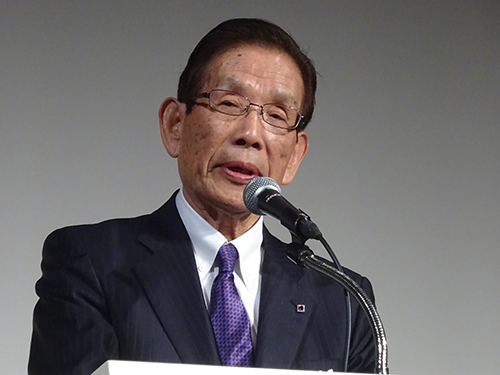あいさつする三浦一光会長