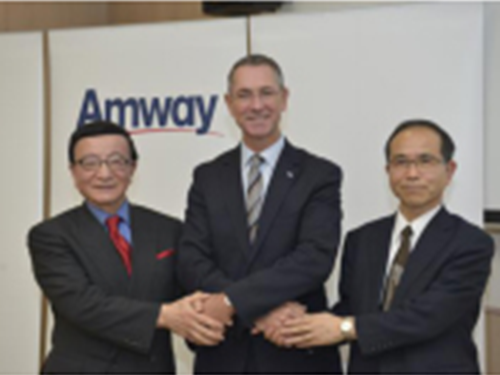 記者会見で握手するピーター・ストライダム社長（写真中央）と早稲田大学の福岡秀興教授（写真右）と順天堂大学の山城雄一郎名誉教授