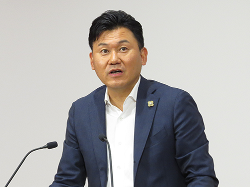 「Vision2020」を発表する三木谷浩史社長