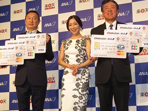 左から楽天カードの穂坂雅之社長、真矢ミキさん、ANAの志岐隆史取締役執行役員