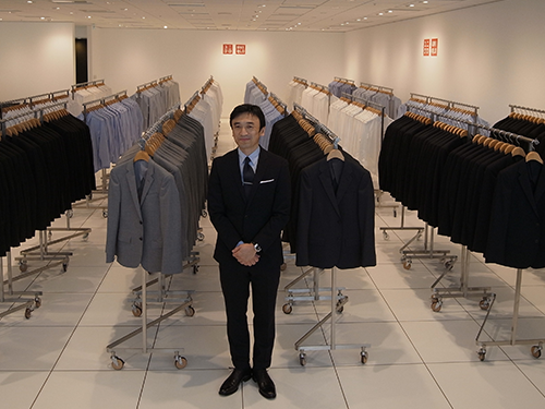 商品説明会で新機能を発表する勝田幸宏執行役員