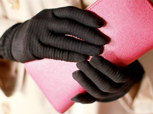 「ネイルアップグローブ」着用イメージ