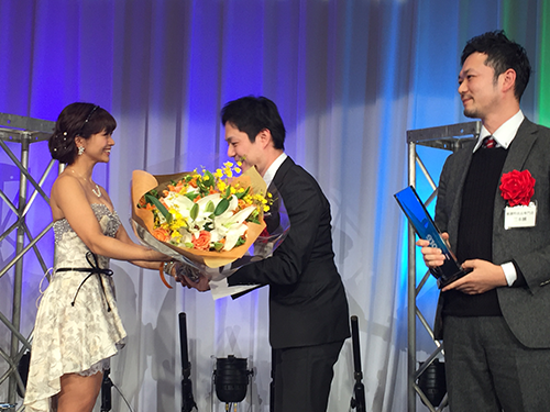 金賞を受賞した「匠本舗」にプレゼンターの安枝瞳さんから花束が贈られた