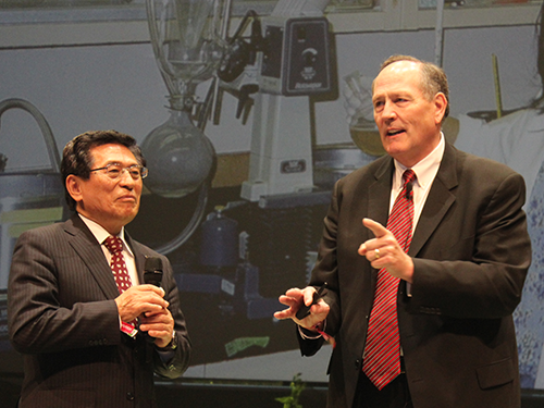 あいさつをするケアリー・エイシー社長と黄木信社長