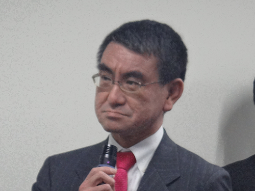 会見にかけつけた河野太郎消費者担当大臣