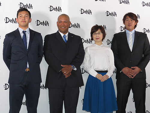 DeNAの記者発表にはベイスターズのアレックス・ラミレス監督や南場智子会長などが登場した