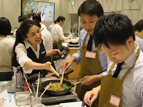 オイシックスが開発した男性向け料理教室「夫・パパの料理体験」