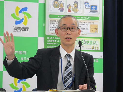えがおに対する措置命令について説明する消費者庁の担当