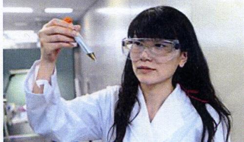 ０１年入社の学術開発部・成田美穂リーダーは、一児を育てながら研究グループのリーダーを務めている