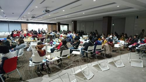 えがおは本社１階のホールを開放、２５０人を超える一般避難者を受け入れた