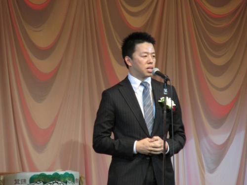 「感謝の会」であいさつするジャパネットたかたの高田旭人社長