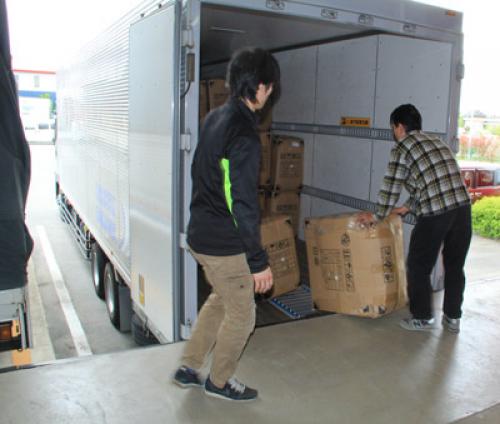 タンスのゲンは支援物資として毛布類2000枚超を寄付した