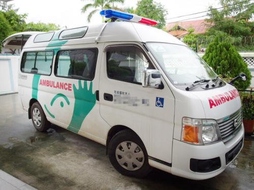 不要になった中古車は救急車として加工して現地に運んでいる