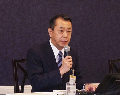記者会見に応じるJADMAの阿部嘉文会長