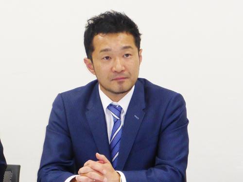 記者会見に応じる浮城智和差長