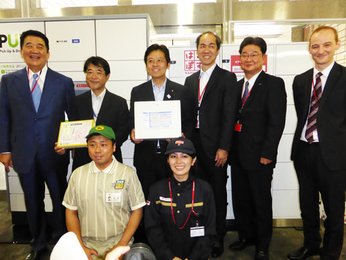 デモンストレーションに参加する宮内秀樹国土交通大臣政務官（写真左から３人目）