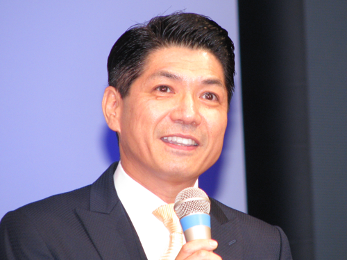 あいさつする清水直政社長