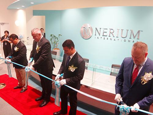 オフィスオープンのテープカットのもよう