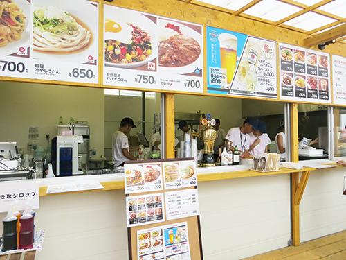 海の家「Ｒａｋｕｔｅｎ　Ｂｅａｃｈ　ＣＡＦＥ」の内装