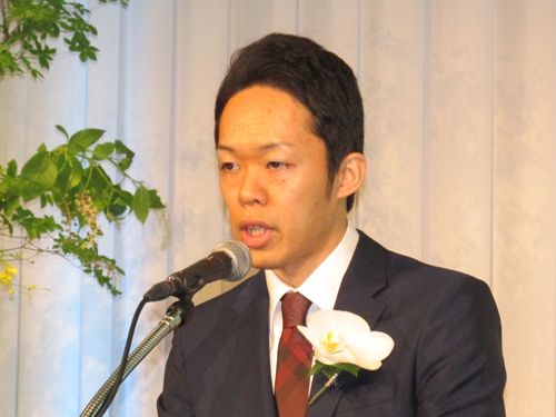 就任披露パーティーで抱負を語る西村正史