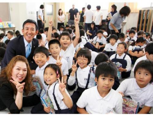 被災地の児童に計４４００に及ぶ文具セットを届けた