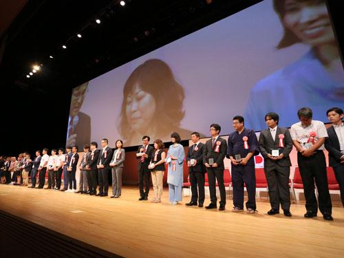 壇上に並んだ「楽天ＥＸＰＯ賞」受賞者ら