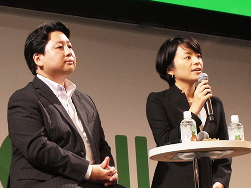 ＬＩＮＥの舛田淳取締役（写真左）とＬＩＮＥモバイルの嘉戸綾乃社長が発表