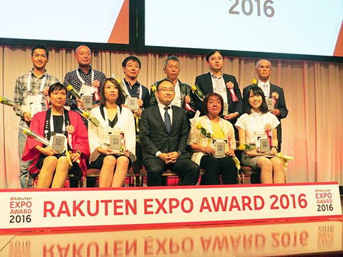 九州・沖縄エリアから表彰された10店舗（写真中央は城戸幸一郎執行役員）