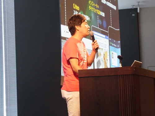 イベントで新サービスを発表する塚田社長