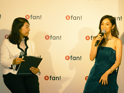 トークセッションを行った楽天の北元志保氏とモデルの中村アンさん