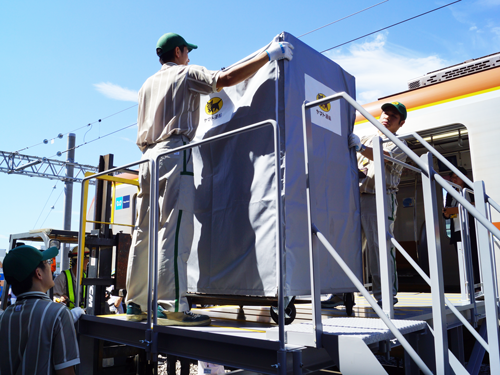東京・江東区にある車両基地で模擬荷物を使って実験を行った