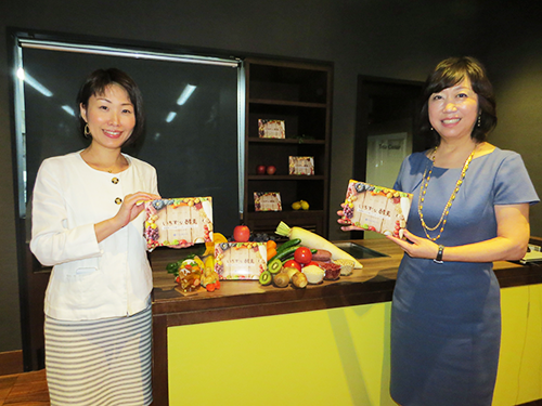 発表会に参加した神代亜紀社長（右）と販促推進部・緒方亜希氏