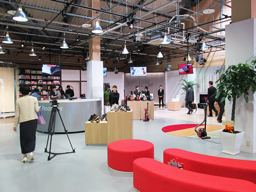 福岡市内に開設した初の店舗「ジャパネット　レクリエーションラボ」の店内