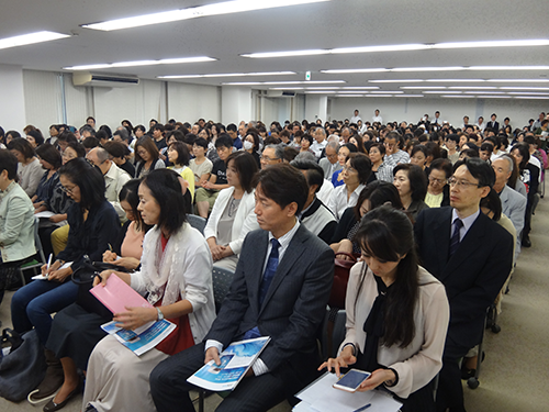 約３０００人の参加者が会場を埋めつくした