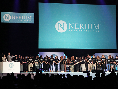 総勢80人のカスタマーサービス担当スタッフも壇上に